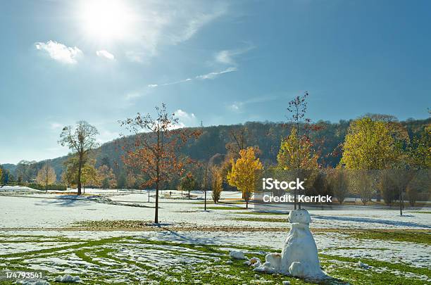 Frühen Schnee Und Ersten Schneemann Im Oktober Stockfoto und mehr Bilder von Ahorn - Ahorn, Ast - Pflanzenbestandteil, Auf die Uhr sehen