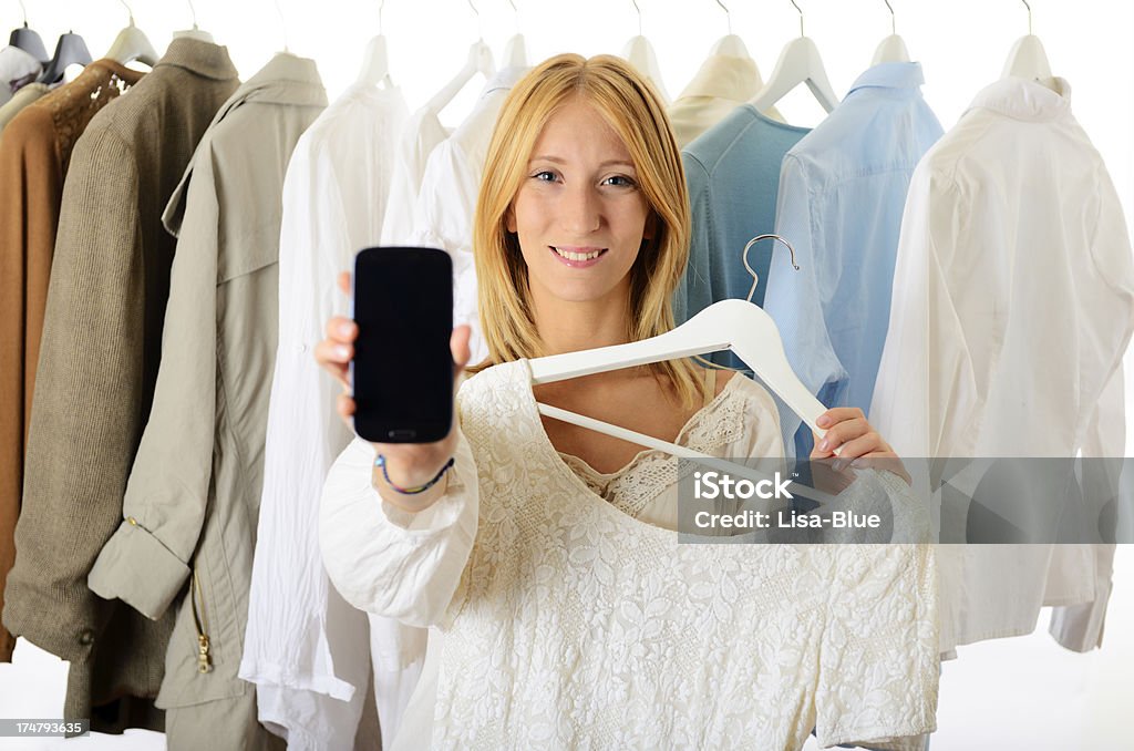 Mujer joven con smartphone en el centro comercial - Foto de stock de Agarrar libre de derechos