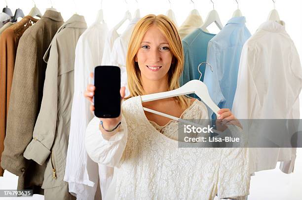 Mujer Joven Con Smartphone En El Centro Comercial Foto de stock y más banco de imágenes de Agarrar - Agarrar, Chica adolescente, Guardarropa - Mueble