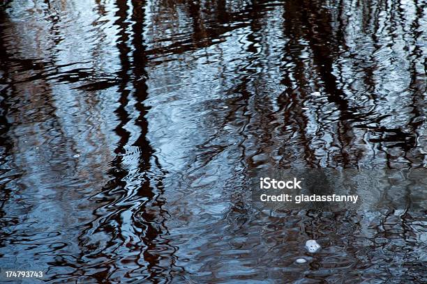De Reflexos Na Água Escura - Fotografias de stock e mais imagens de Abstrato - Abstrato, Ao Ar Livre, Corrente - Água corrente