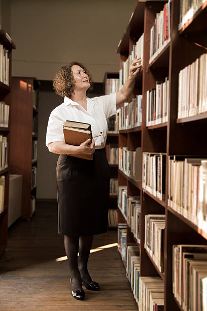 bibliotekarz - standing mature women professor light zdjęcia i obrazy z banku zdjęć