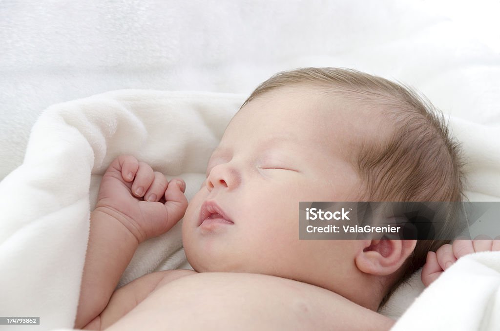 Niña bebé dormir en blanco, mantas. - Foto de stock de 0-1 mes libre de derechos