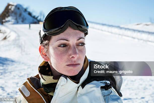 Photo libre de droit de Femme Snowboard banque d'images et plus d'images libres de droit de Activité de loisirs - Activité de loisirs, Activités de week-end, Adulte