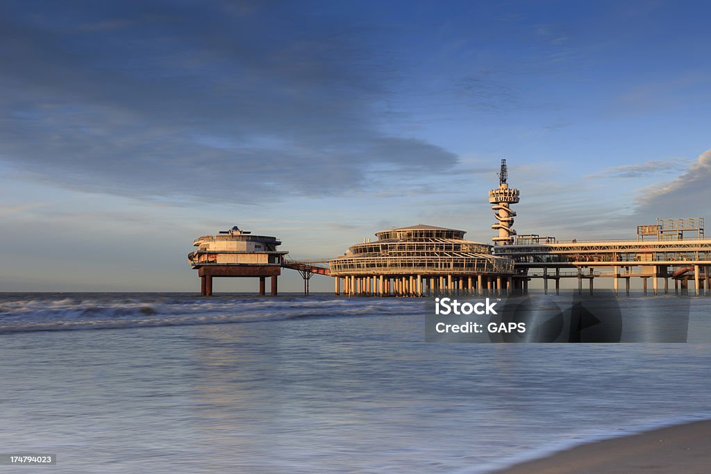 Scheveningen Pier logo antes do pôr-do-sol - Foto de stock de Areia royalty-free