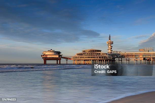 Foto de Scheveningen Pier Logo Antes Do Pôrdosol e mais fotos de stock de Areia - Areia, Cultura holandesa, Céu - Fenômeno natural