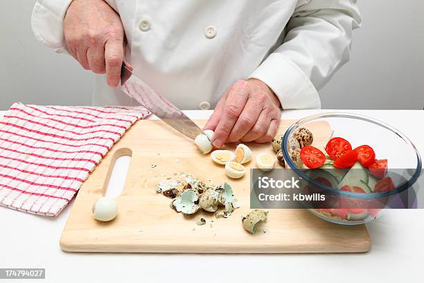 El Chef Prepara Huevo De Codorniz Tomate Ensalada De Pepino Foto de stock y más banco de imágenes de Agarrar