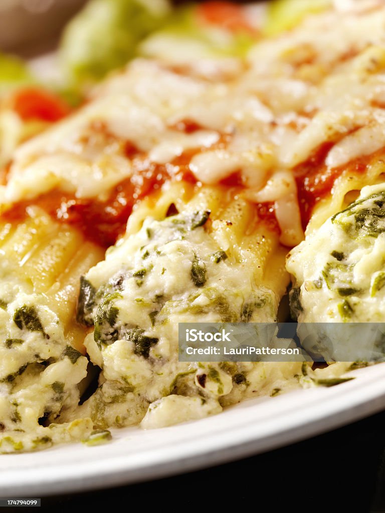 Manicotti rellenos con ricota y Spinich - Foto de stock de Alimento libre de derechos