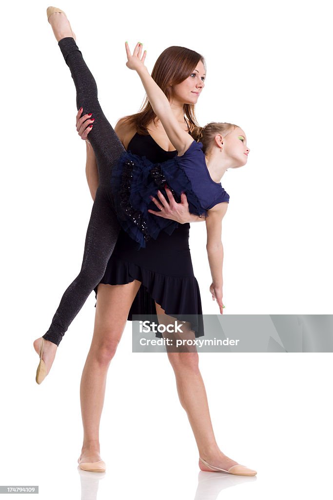 Madre e figlia esercizio su bianco - Foto stock royalty-free di 8-9 anni