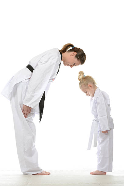 nauczanie szacunkiem i tradycji - respect karate bowing martial arts zdjęcia i obrazy z banku zdjęć