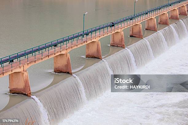 Diga - Fotografie stock e altre immagini di Acqua - Acqua, Acqua fluente, Ambientazione esterna