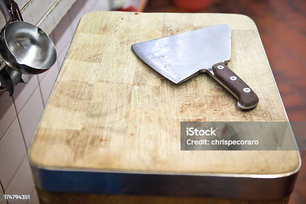 Cuchilla De Carnicero Y Tabla De Cortar Foto de stock y más banco de imágenes de Carnicería - Carnicería, Herramienta de trabajo, Madera - Material