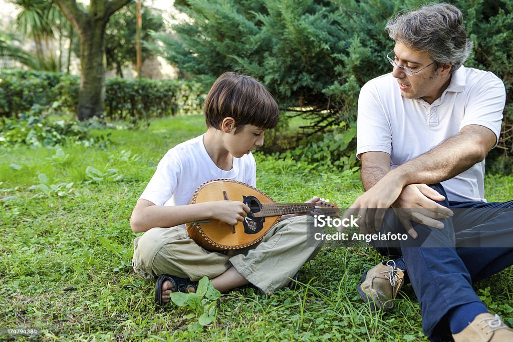 Pai ensinar filho a jogar Bandolim - Royalty-free Ao Ar Livre Foto de stock