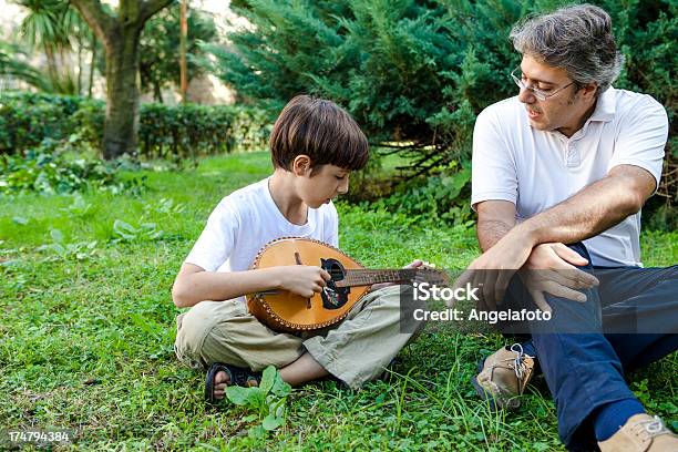 Pai Ensinar Filho A Jogar Bandolim - Fotografias de stock e mais imagens de Ao Ar Livre - Ao Ar Livre, Ensinar, Guitarra