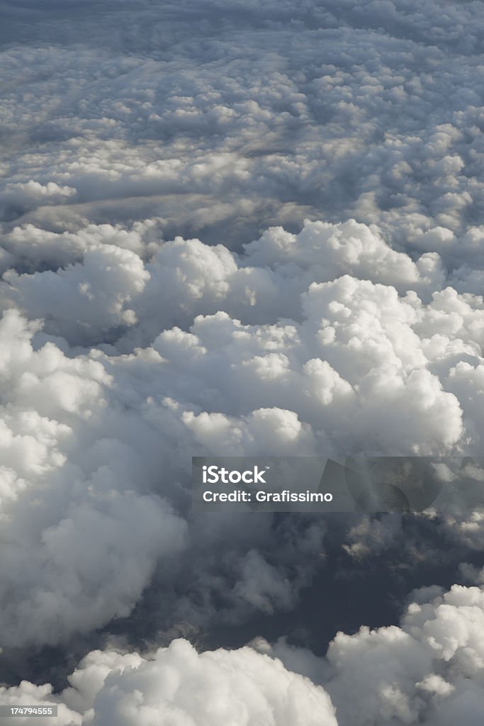 Soffitto da nuvole di aeroplano - Foto stock royalty-free di Altocumulo