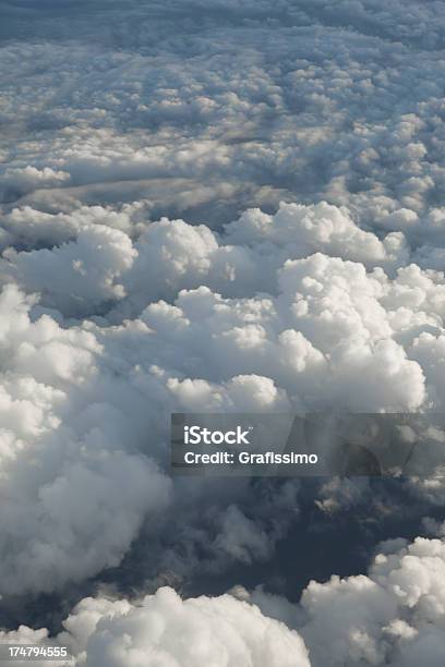 Soffitto Da Nuvole Di Aeroplano - Fotografie stock e altre immagini di Altocumulo - Altocumulo, Blu, Composizione verticale