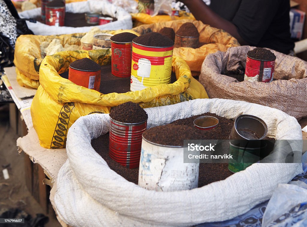Kenyan thé à la vente au marché Mobasa - Photo de Marché - Établissement commercial libre de droits