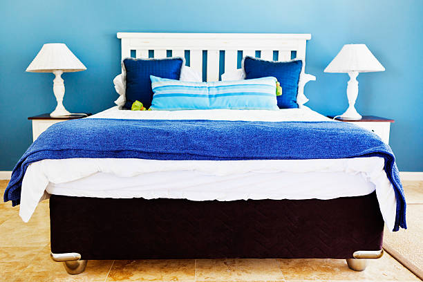 chalé estilo moderno quarto de casal em azul e branco - double bed night table headboard bed - fotografias e filmes do acervo