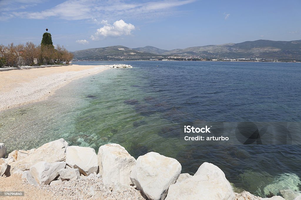 rocky türkisblauen Mittelmeer pebble beach view Trogir Kroatien - Lizenzfrei Blau Stock-Foto