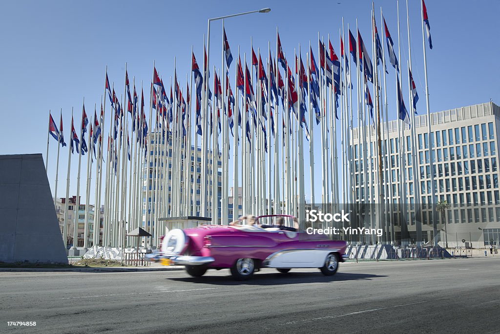 Clássico carro aceleração por uma Bandeira Nacional de Cuba em Havana Cuba - Royalty-free América Latina Foto de stock