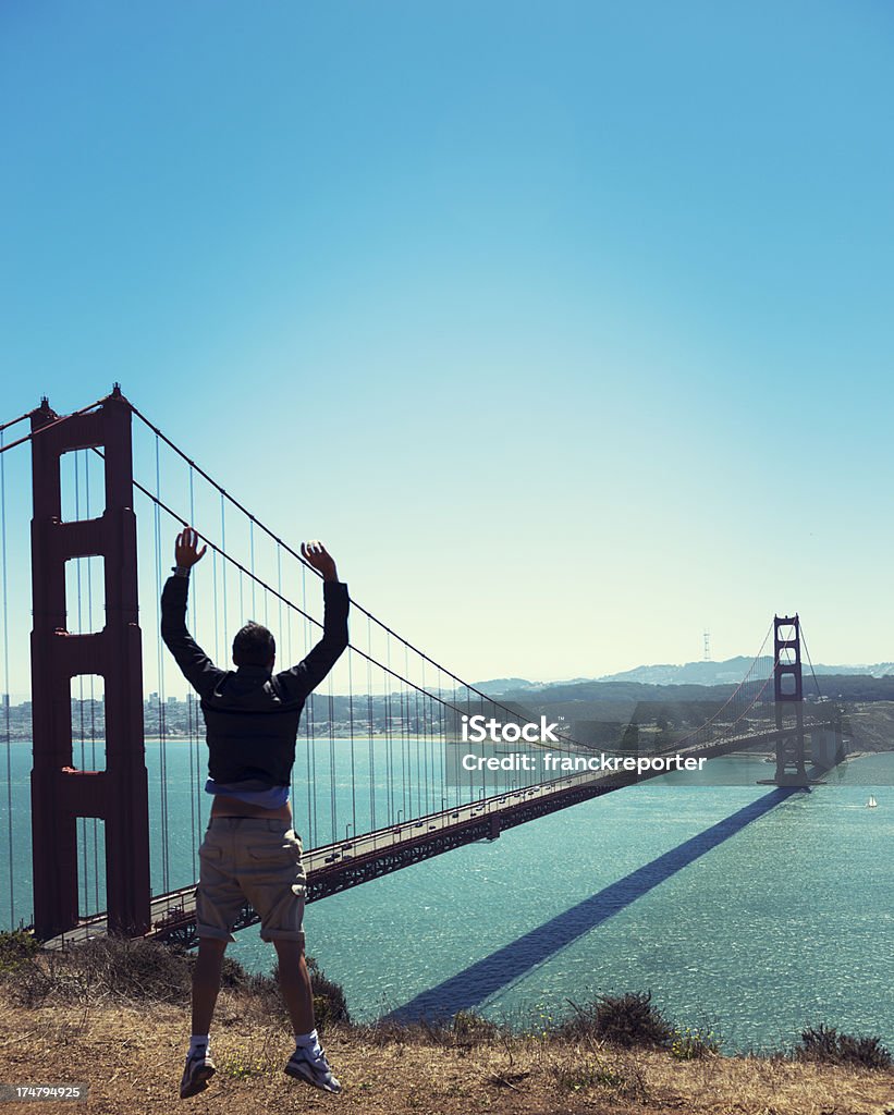 Mann springen vor der golden gate bridge von San Francisco - Lizenzfrei Golden Gate Bridge Stock-Foto
