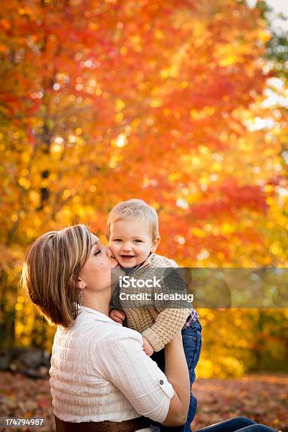 母親にキスをする小さな息子の外で秋の日 - 2人のストックフォトや画像を多数ご用意 - 2人, 30代の女性, オレンジ色