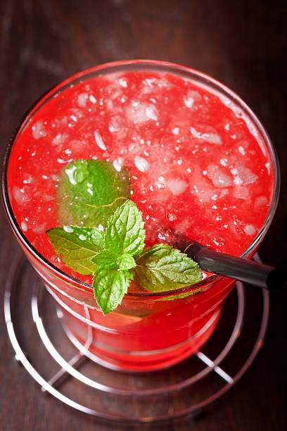 "mai tai-cocktails" - crushed ice spearmint focus on foreground alcohol stock-fotos und bilder