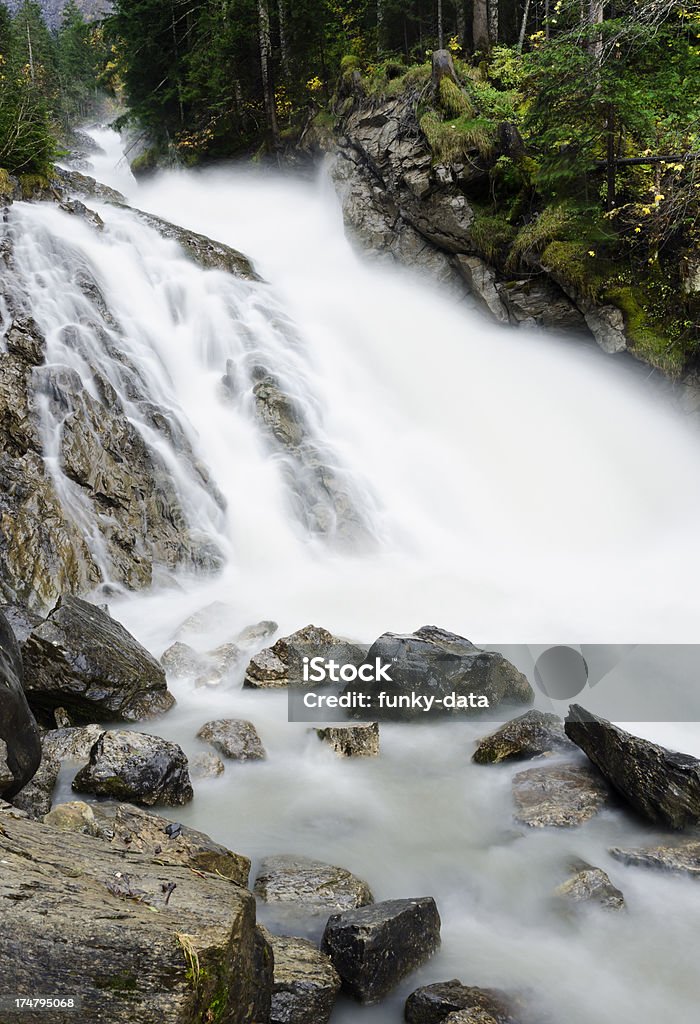 Lenk Simmenfalle cascade en Suisse - Photo de Beauté de la nature libre de droits