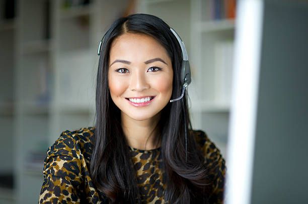 representante de atendimento ao cliente - female customer service representative looking at camera technology - fotografias e filmes do acervo