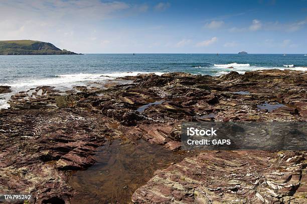 Gallina Cornish Caletas Y Cliffs At Trebetherick Punto Foto de stock y más banco de imágenes de Acantilado