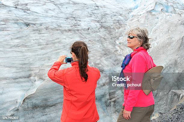 Photo libre de droit de Touristes Sur Glacier banque d'images et plus d'images libres de droit de Activité de plein air - Activité de plein air, Admirer le paysage, Adulte