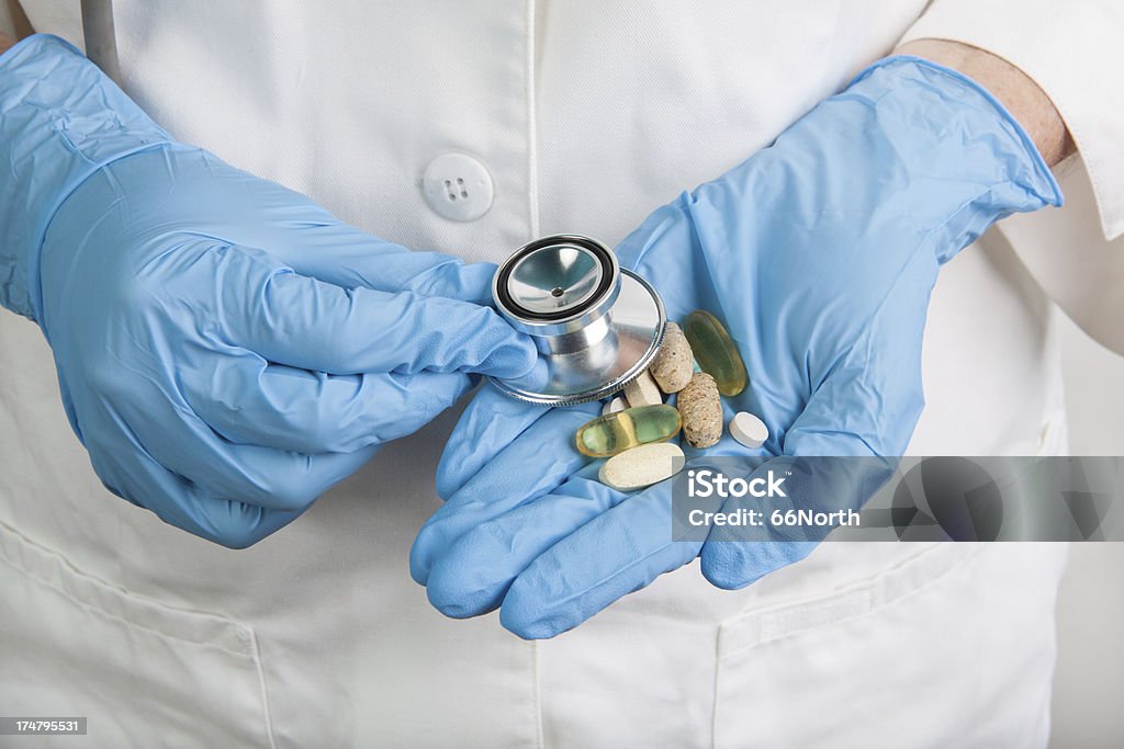Stetoskop & bezpieczeństwa żywności zdrowia witamin leków pigułki - Zbiór zdjęć royalty-free (Bezpieczeństwo)