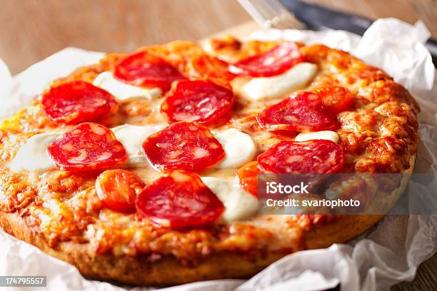 Pizza De Pepperoni - Fotografias de stock e mais imagens de Alimentação Saudável - Alimentação Saudável, Almoço, Assado no Forno