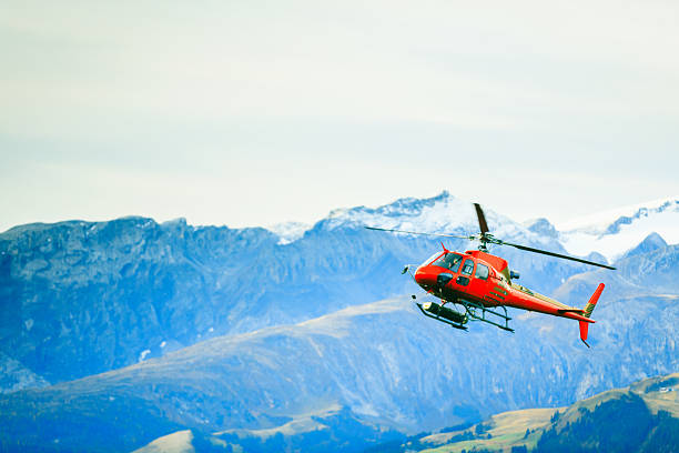 vermelho de helicóptero nos alpes suíços - lenk im simmental - fotografias e filmes do acervo