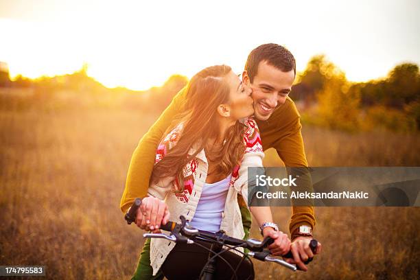 Amoroso Par Conducir Una Bicicleta Foto de stock y más banco de imágenes de Abrazar - Abrazar, Actividad, Actividades recreativas