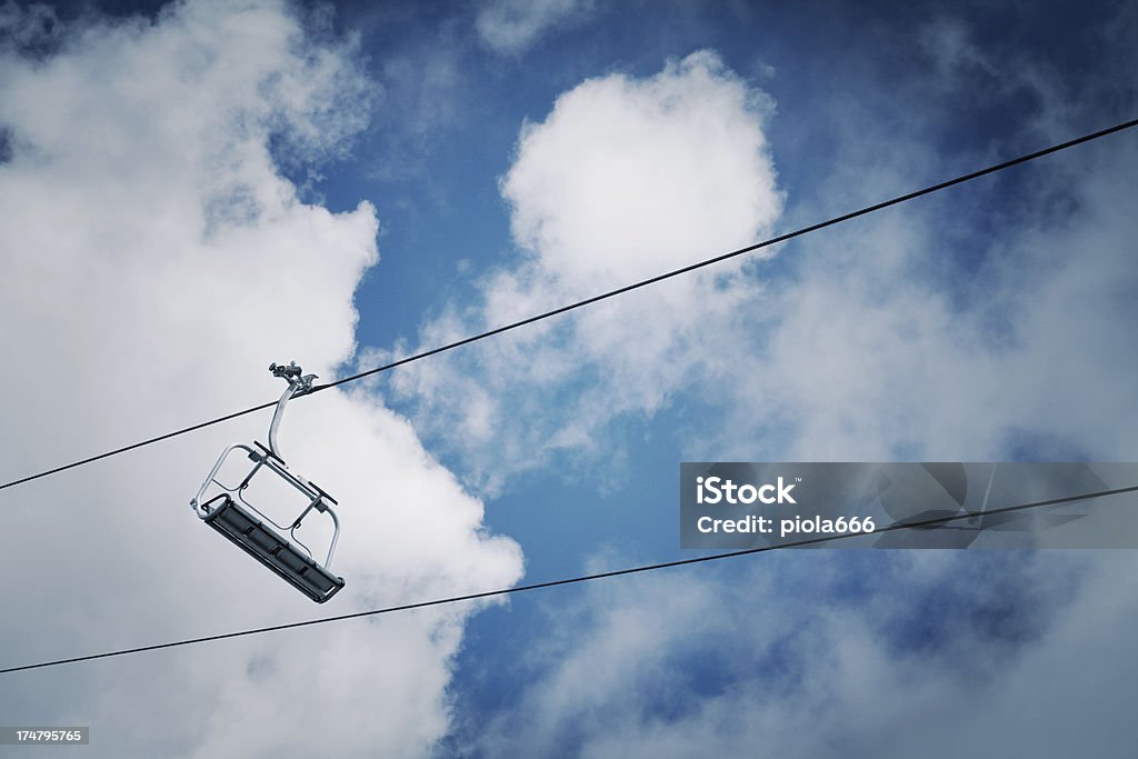 Teleférico e céu azul - Foto de stock de Arame royalty-free