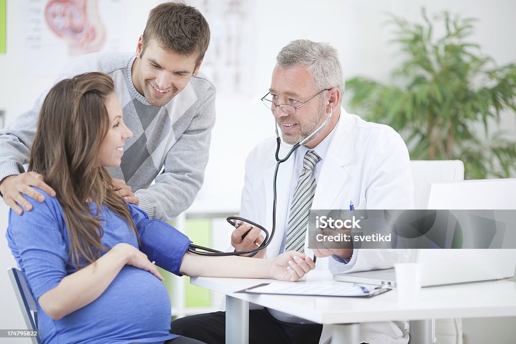 Беременная женщина с мужем в кабинет врача. - Стоковые фото Беременная роялти-фри