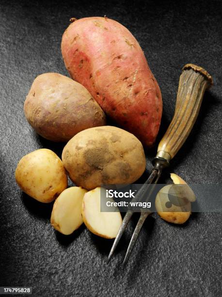 Antico Cucina Forchetta Con Un Gruppo Di Patate Misti - Fotografie stock e altre immagini di Alimentazione sana