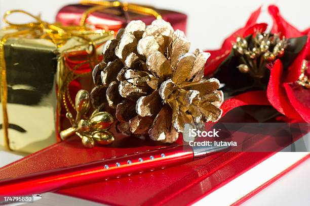 Foto de Caderno Com Caneta E Acessórios De Natal e mais fotos de stock de Acessório - Acessório, Artigo de decoração, Beleza
