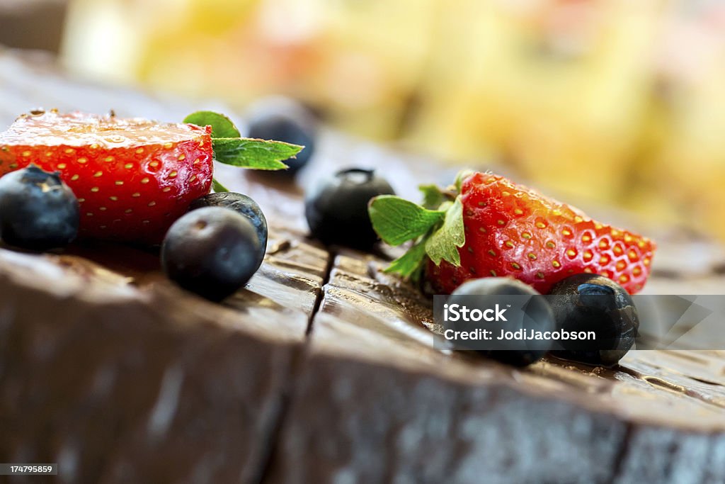 Bolo de mousse de Chocolate com morangos e Mirtilos - Royalty-free Avareza Foto de stock