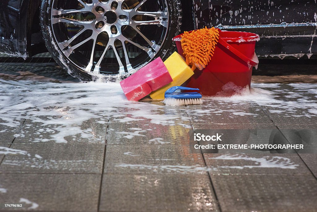 Cubo y Esponjas Abrasivas - Foto de stock de Túnel de lavado de coches libre de derechos