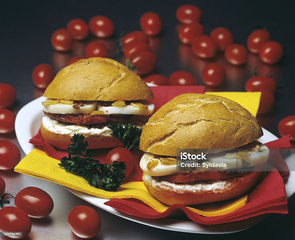 Steak Sandwich con pomodori ciliegini - Foto stock royalty-free di Ambientazione interna