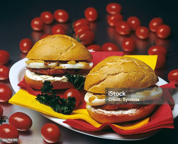 Stek Burger Z Pomidory Winogronowe - zdjęcia stockowe i więcej obrazów Bez ludzi - Bez ludzi, Bułka, Fotografika