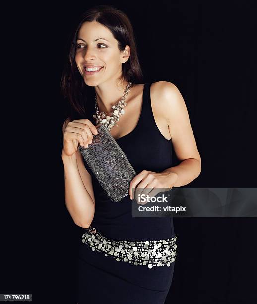 Mode Modell Im Schwarzen Kleid Mit Accessoires Stockfoto und mehr Bilder von Frauen - Frauen, Accessoires, Armband