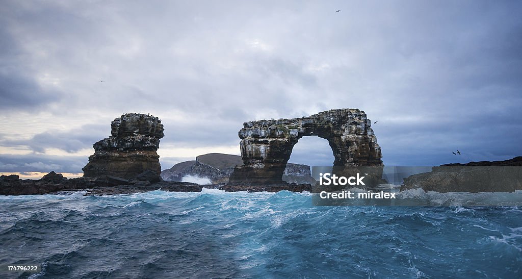 Darwin's Arch com Darwin ilha ao fundo - Foto de stock de Ilhas Galápagos royalty-free
