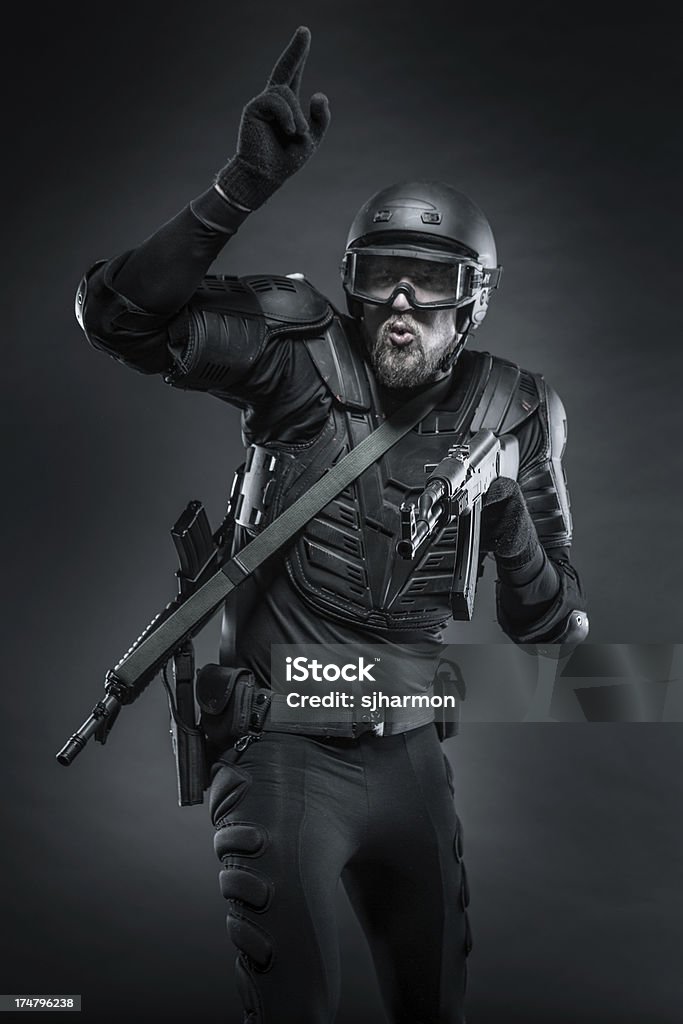 Soldado em acção contra o inimigo - Royalty-free AK-47 Foto de stock