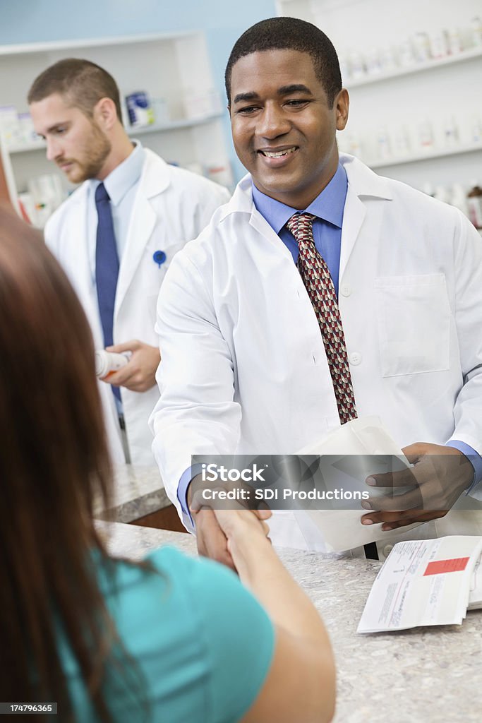 Farmacêutico dar um aperto de mão com farmácia cliente - Royalty-free Farmacêutico Foto de stock