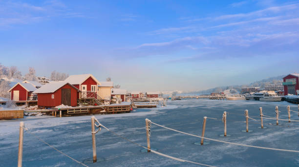 のどかな冬のマリ��ーナ - sweden cottage winter snow ストックフォトと画像