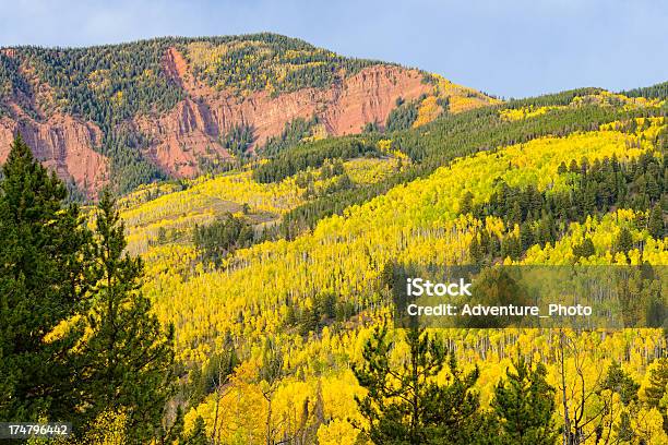 Cores De Outono Pitoresca Vista Montanhas - Fotografias de stock e mais imagens de Ao Ar Livre - Ao Ar Livre, Choupo tremedor, Colorado