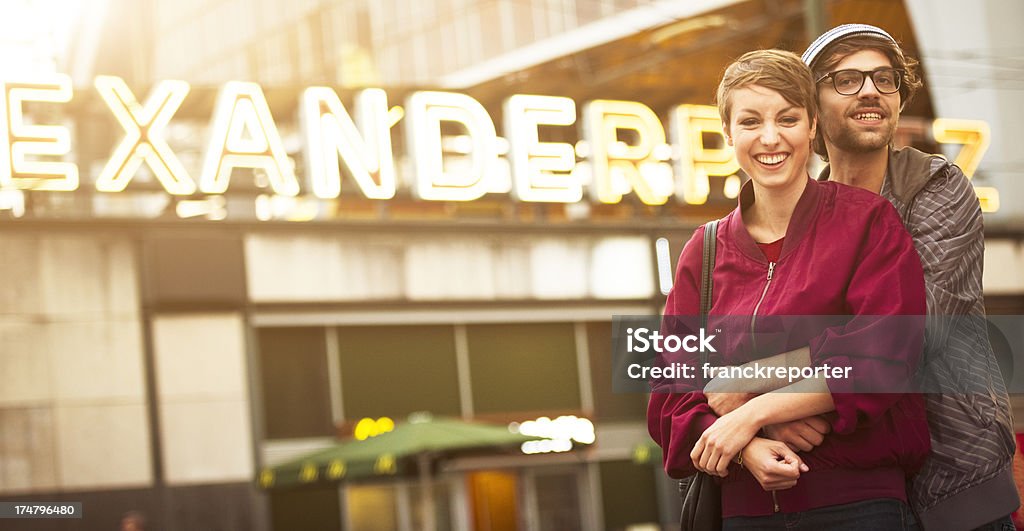 두 러버즈 여행 on Alexanderplatz, 베를린 - 로열티 프리 20-24세 스톡 사진