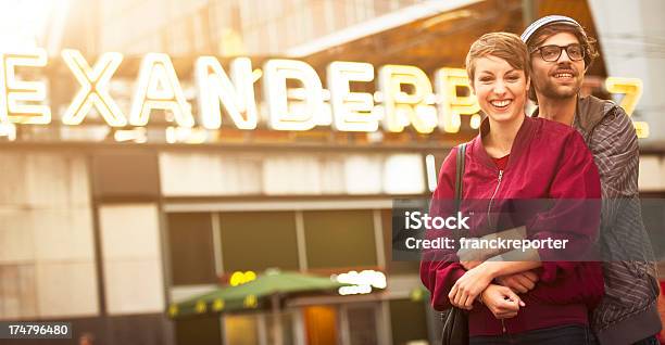 Dwóch Miłośników Turysta Na Berlińskim Alexanderplatz - zdjęcia stockowe i więcej obrazów 20-24 lata